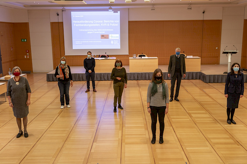 Die Teilnehmenden der Vollversammlung des Aktionsbündnisses gegen Frauenhandel waren (v.l.n.r.): Eleonore Broitzmann, Juliane von Krause, Simon Korbella, Monika Cissek-Evans, Kerstin Neuhaus, Burkhard Haneke und Susanne Schmid. Corona-bedingt konnten weitere Experten/innen nur telefonisch zugeschaltet werden.